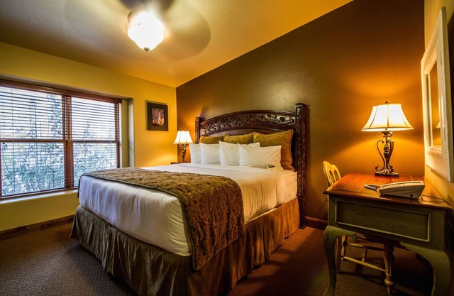 Always a Great Idea To Unwind! Near Zion Nature Center with Outdoor Pool