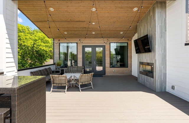 Guest Favorite! Luxury 3 Level Home+ HUGE Rooftop Deck w/TV, fireplace!