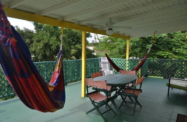 Amarilla Casita En Vieques Con Wifi
