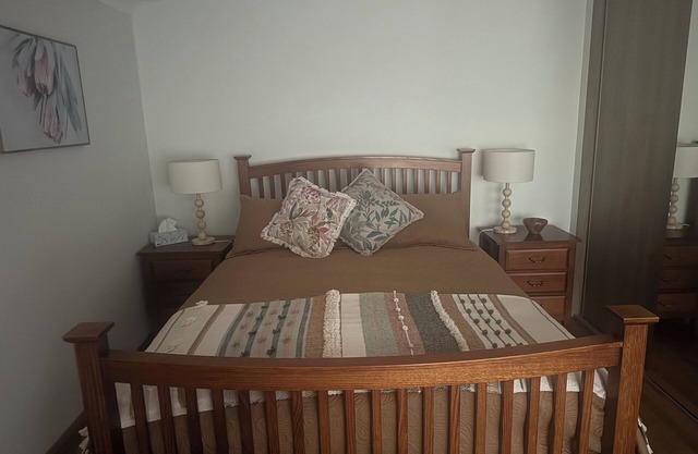 Amaroo with a view set on a 50 acre hobby farm .. Modern Deluxe Queen Studio.