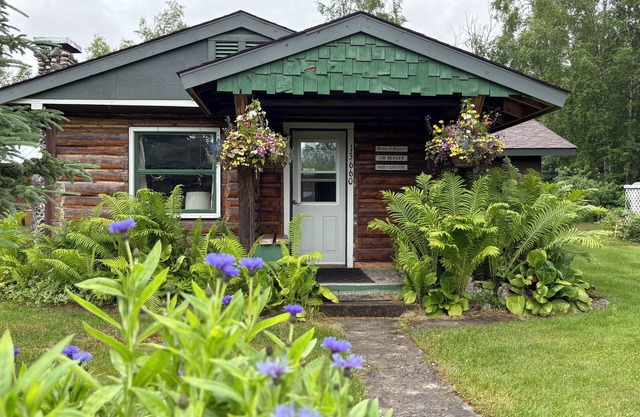 Amazing 2-bedroom cabin in downtown Talkeetna