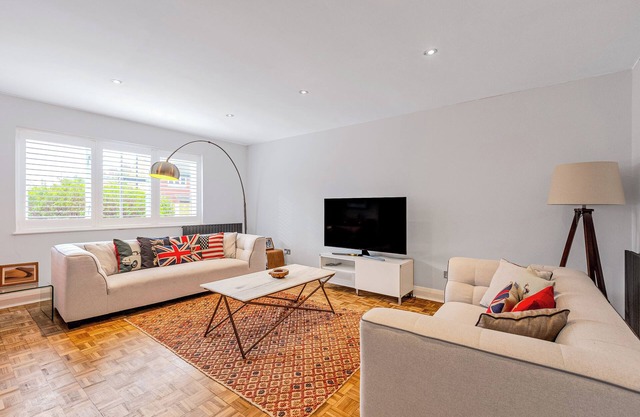 Amazing 2 BR ground floor apt, Brentford