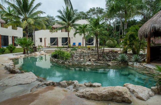 ¡Increíble propiedad privada de 2 villas con enorme piscina y cenote privado!