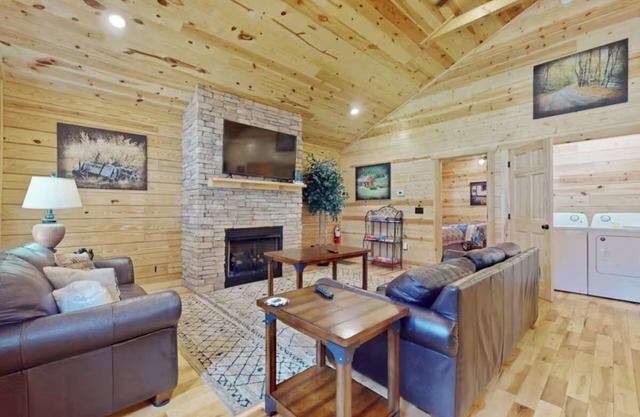 *Amazing 2BD Cabin w/ Hot Tub! Gym & Pool Access*