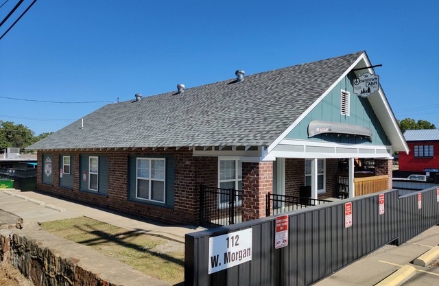 Amazing 3 Bed 2 Bath Downtown Cabin! Huge Fenced Patio, Walkable, Wifi +