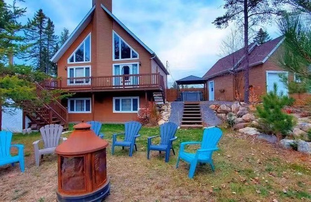 Amazing 3-bedroom entire Chalet-Sauna+lakeview+Spa+BBQ(Best place to relax)