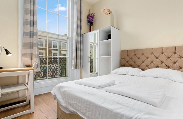Amazing 3 Bedroom Flat with Balcony in Kensington for up to 6 people