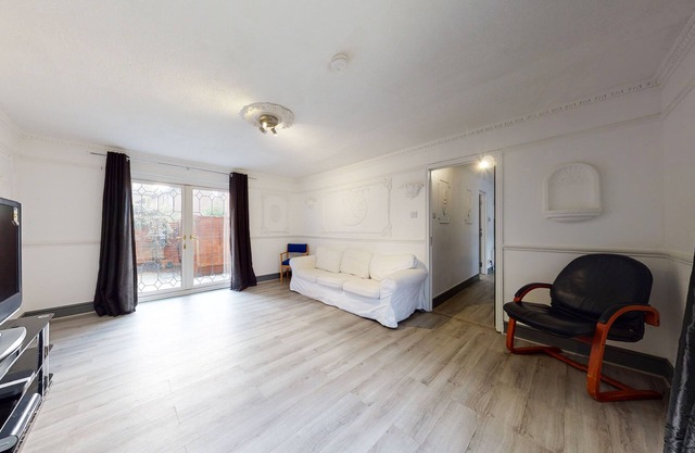 Amazing 4 Bed, 2 Bath House with Parking & Garden
