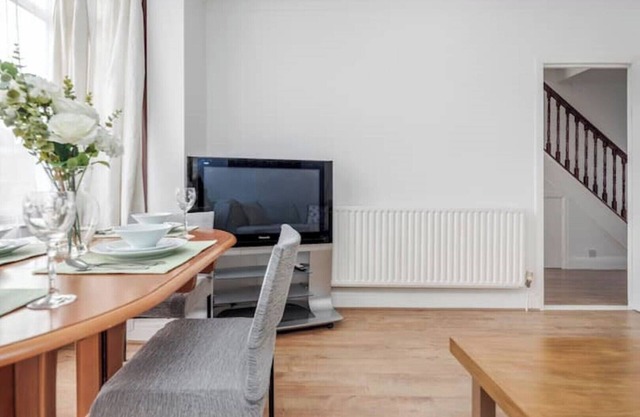 Amazing 4 Bedrooms House near Romford Station