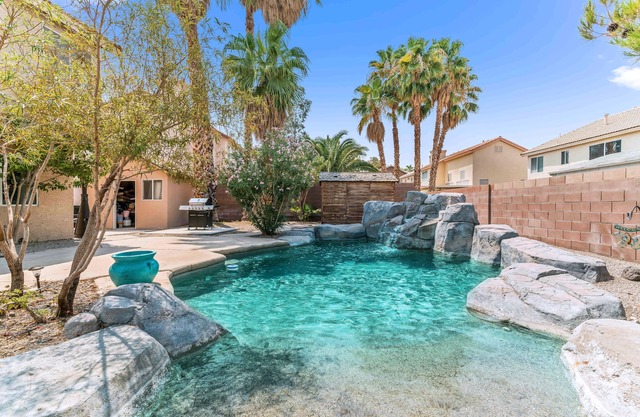 Amazing 5 BDR, Resort Style Pool w/Heater and Games.