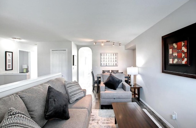 AMAZING 5BEDROOM, 3BATHS, AC, QUIET RD, CLOSE TO LRT