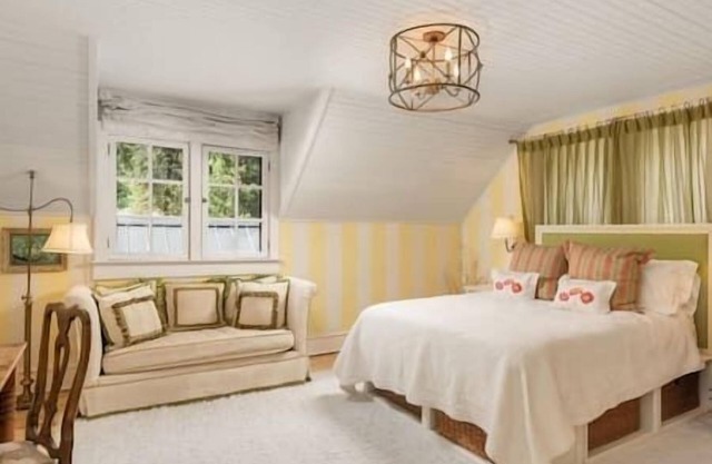 Amazing 6 Bedroom Home, West End, Hot Tub, Patio!
