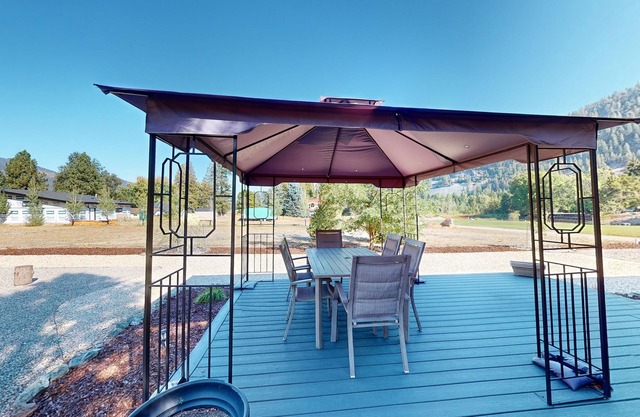 Amazing all-new bungalow with grill, firepit, & deck - walk to public beach