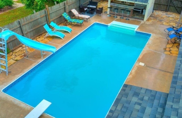 Amazing Amelia King size beds and Pool
