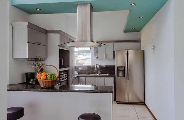 Luxury apartment with Jacuzzi, near the airport.