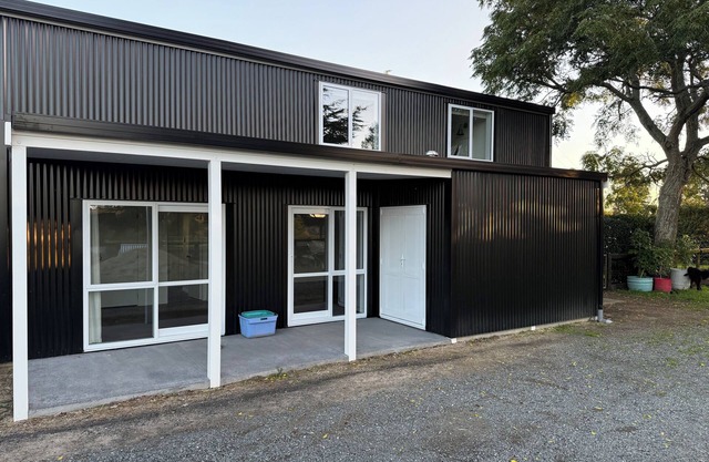 Amazing Barndominium with farm views. Halfway between Cambridge and Hamilton.