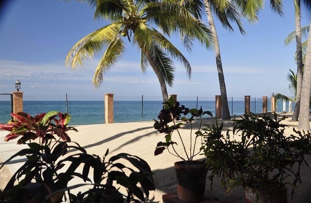 4 recámaras frente a la playa con piscina climatizada en patio aislado