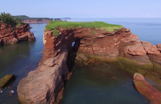 Amazing Beach House on the Coast of The Bay of Fundy equipped with only the best.