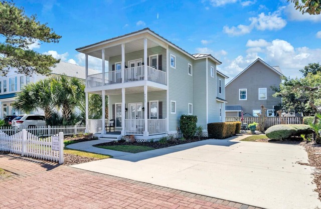 Destin~Amazing Beach House~Location, Steps to Beach & Pool~Outdoor Living Space