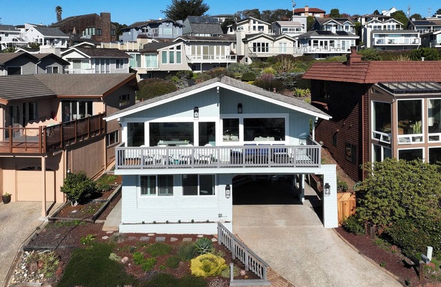 Amazing Beach House with Views. 31 days+ rental.