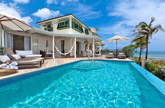 Increíble villa frente a la playa con piscina - Emily House