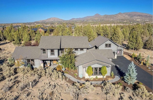 Amazing Brasada 4 bdrm- Theater, WiFi, Fire Pit, Hot Tub, Poker Table, Karaoke!