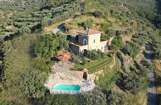 Increíble Classic Stone House: una terraza verde con vistas al mar, colinas y montañas