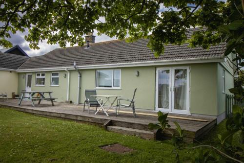 Amazing Coastal Retreat with Parking Near the Sea