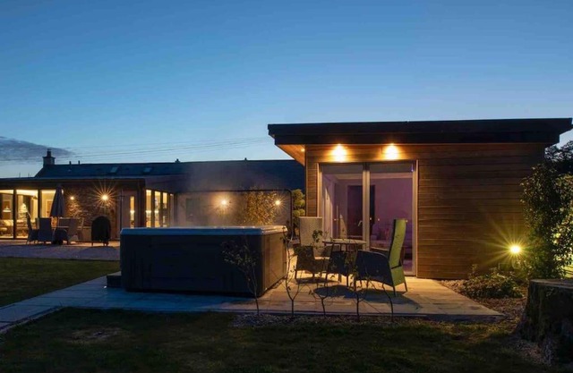 Amazing Cottage & detached Annex sleeps 8, Extra Deep Hot tub, Super Fast wifi, New for 2024 is the addition of Wood Fired Sauna