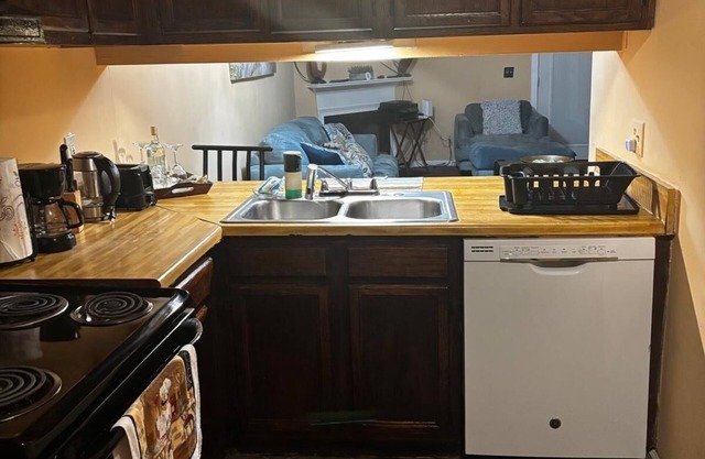 Amazing Cozy 2Br home In Lithonia/Stone Mountain W/ 2 FULL bath Private Deck