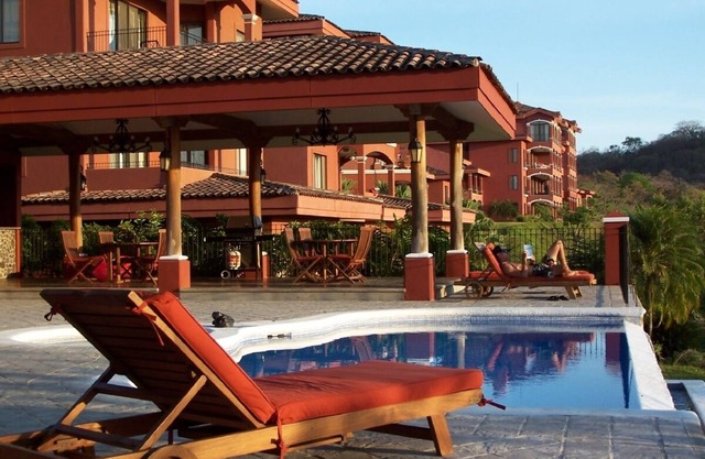 Idealmente situado junto a la nueva y hermosa piscina de condominios. Registro fácil sin tarifa de resort