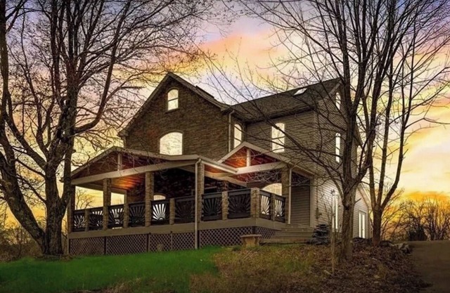 AMAZING CUSTOM DREAM HOME! Feat: 5beds 4baths & Walk-in His/Her Steam Shower!