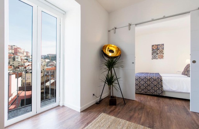 Amazing Downtown Apt with small balcony with view over the castle