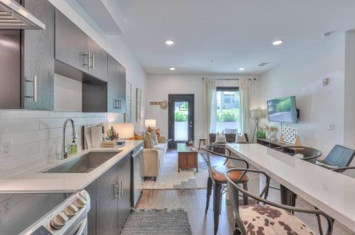 Amazing Downtown Condo W Pool And Free Parking
