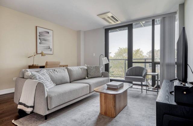 Amazing Edgewater 2BR, nr Lake Michigan, by Blueground