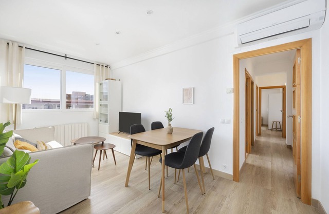 This apartment is a 3 bedroom(s), 1 bathrooms, located in Cornellà de Llobregat, Catalunya.
