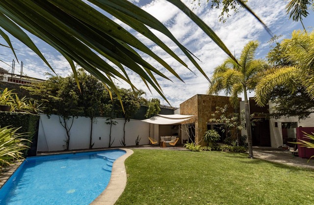 Cerca de la casa de playa con gran jardín y piscina