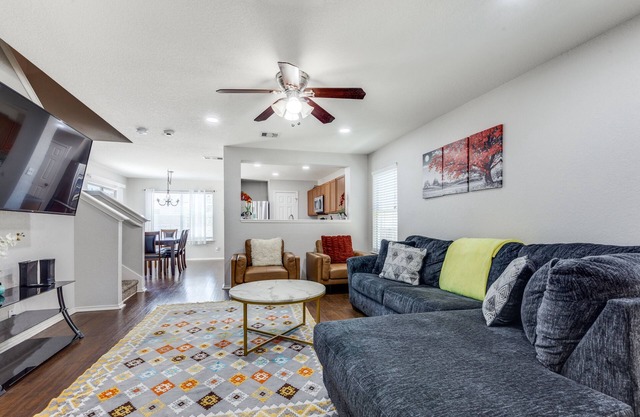 AMAZING GEM,SPACIOUS 4BD/2.5BA EASY TO LOCATE. CLOSE TO ALL ATTRACTIONS