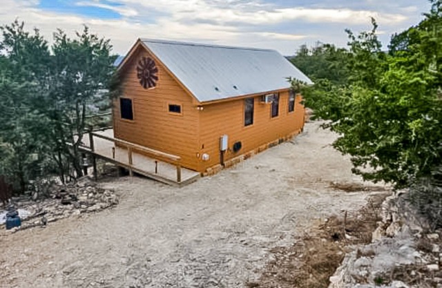 Amazing Hill country cabin with canyon views, furnished deck, grill, & AC