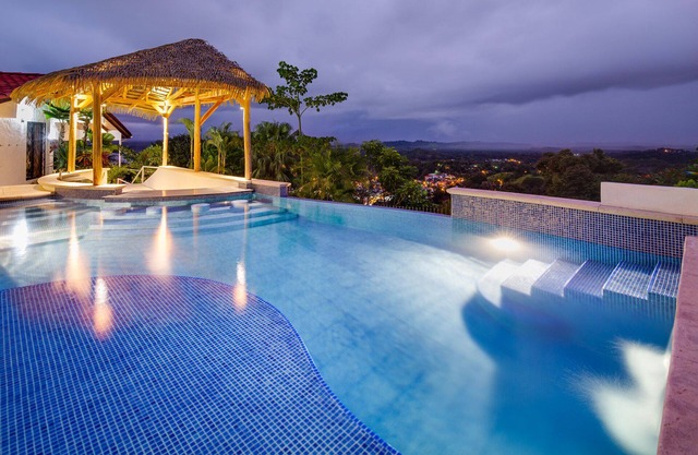 NUEVA LISTA, Increíble casa en la ladera, recientemente renovada con piscina privada infinita
