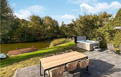 Amazing Home In Vlagtwedde With Jacuzzi
