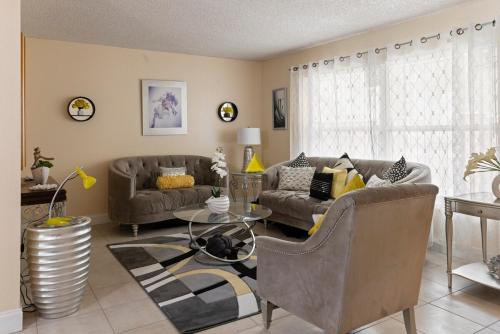 Amazing Home Just Mins To Hospitals Golf & Parks