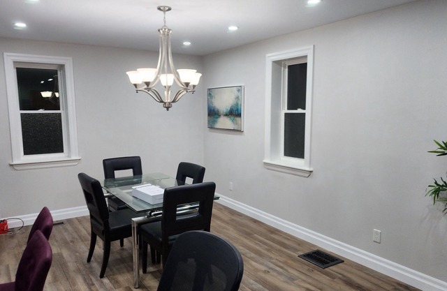 Amazing home on a huge backyard right near downtown, costco, movie.Pet Friendly!