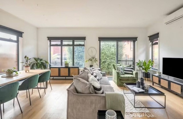 Amazing Home on the Hill - 400m to train, hospitals, cafes, shops. 11kms to CBD!