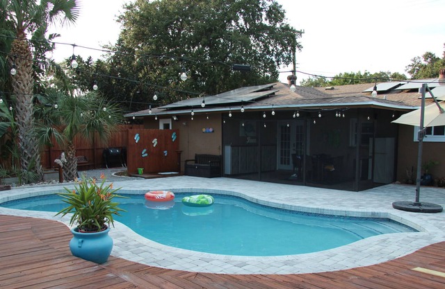 Amazing home with heated pool, tiki bar and luscious outdoor close to beaches
