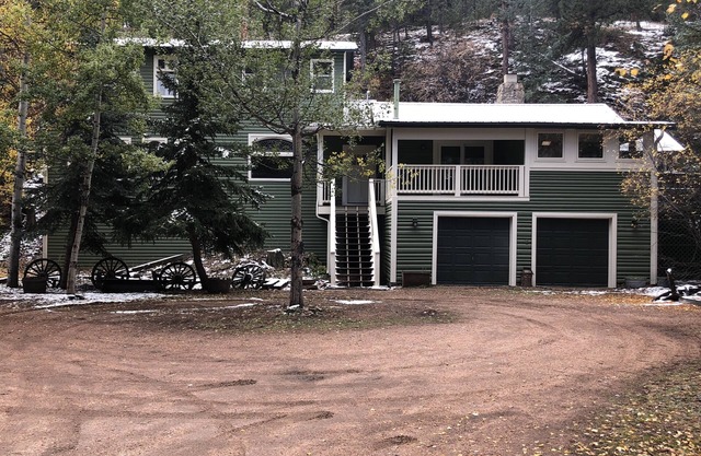 Retiro de 33 acres en las Montañas Rocosas de Colorado con jacuzzi y río privado