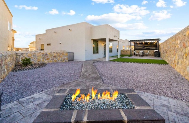 Amazing house with beautiful backyard and comfortable king size bed