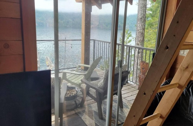 Amazing Lake Front Log Cabin on Sunny Sproat Lake