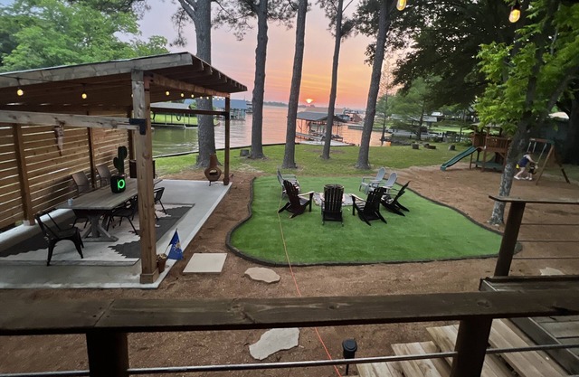 Amazing Lake Home with Large lot & Sunset views. 5 mins to city,