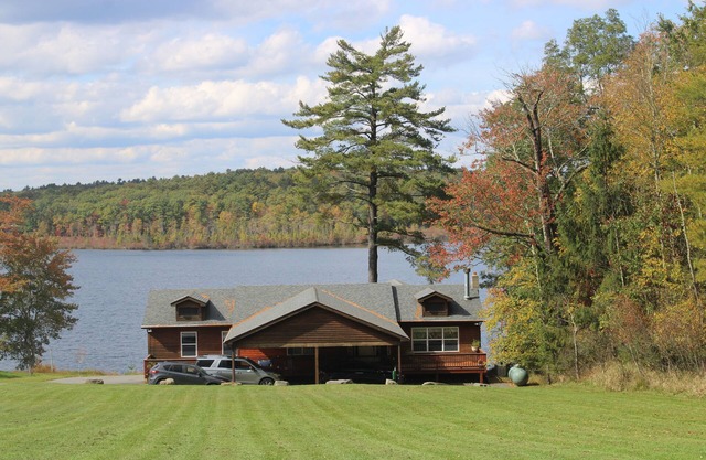 Amazing Lake View / Close to Hiking, white water rafting / Gameroom/Dog friendly